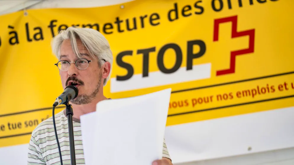 Le Conseiller national Emmanuel Amoos (PS) a appelé à lutter contre le démantèlement en cours des bureaux de poste, en Suisse, à l'occasion d'un rassemblement, vendredi à Sion.