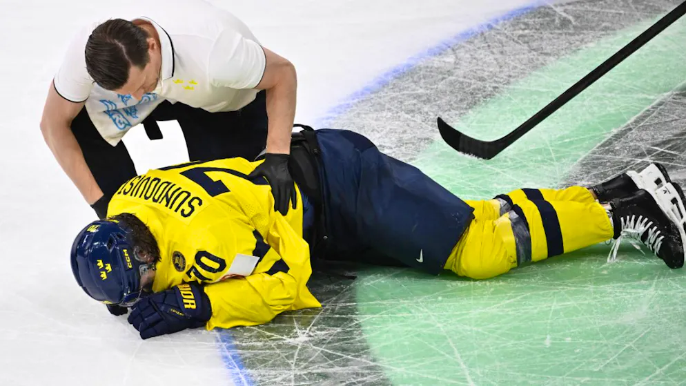 Oskar Sundqvist kann im WM-Viertelfinal nach einem Foul von Timo Meier nicht mehr weiterspielen.