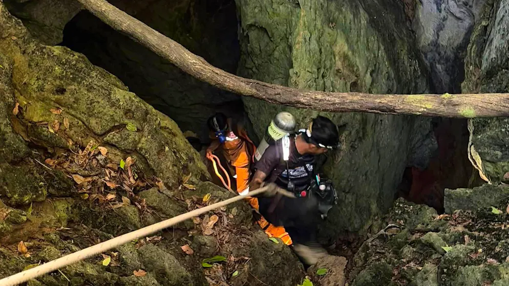 Jubel in Laos: Goldsucher nach zehn Tagen aus Höhle geborgen – Gallery. Die Retter können teilweise nur durch die engen Passagen kriechen.