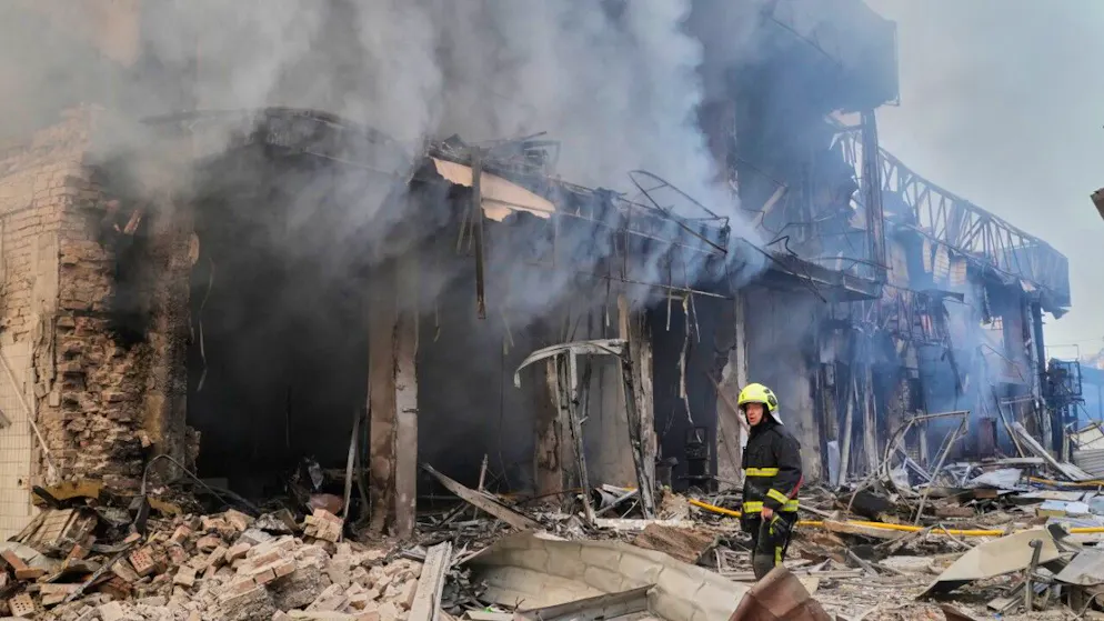 ARCHIV – Ein Feuerwehrmann löscht das Feuer auf einem Marktplatz der Stadt, der von russischen Raketen während eines Luftangriffs getroffen wurde. (zu dpa: «Selenskyj warnt vor neuem schweren russischen Angriff») Foto: Efrem Lukatsky/AP/dpa