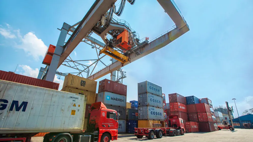 Weiter unter Druck bleibt die Exportindustrie – im Bild der Hafen Kleinhüningen in Basel. (Archiv)