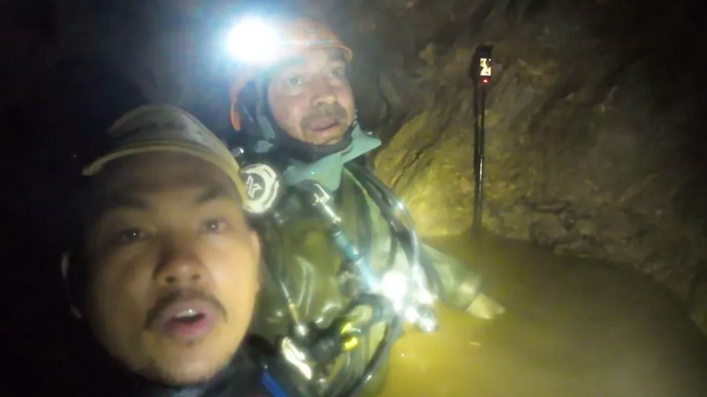 Jubel in Laos: Goldsucher nach zehn Tagen aus Höhle geborgen – Gallery. Retter hatten die fünf Männer am Mittwoch in der Höhle entdeckt.