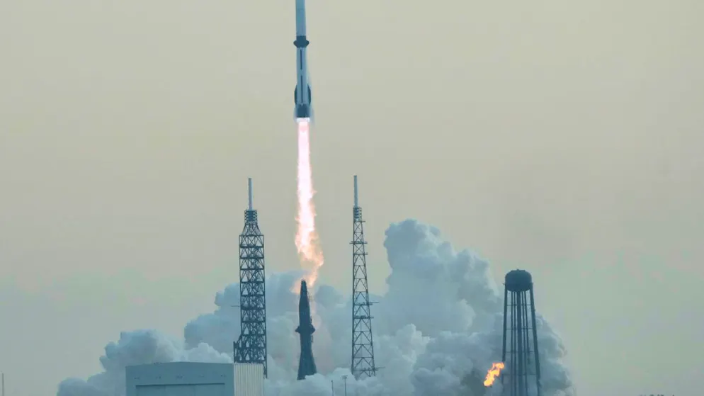 ARCHIV – Eine Blue Origin New Glenn Rakete startet vom Launch Complex 36 des Weltraumbahnhofs Cape Canaveral, mit dem AST SpaceMobile-Satelliten BlueBird 7. Foto: John Raoux/AP/dpa