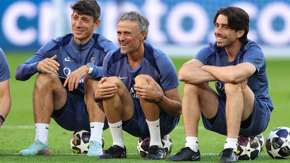 Luis Enrique (au centre) lors de l’entraînement du PSG à la veille de sa deuxième finale consécutive de Ligue des champions.