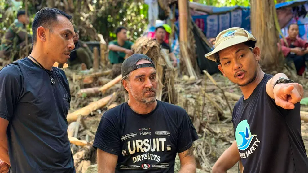 Jubel in Laos: Goldsucher nach zehn Tagen aus Höhle geborgen – Gallery. Internationale Spezialisten wie der finnische Rettungstaucher Mikko Paasi beteiligen sich an der Rettungsmission. 