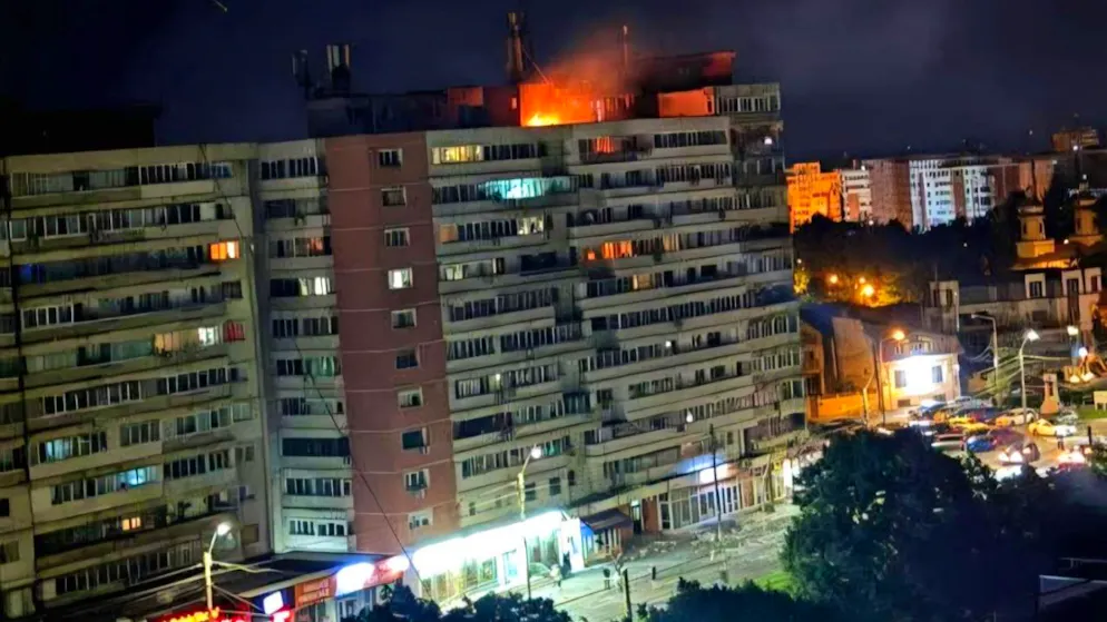 HANDOUT – Ein Brand auf dem Dach eines Wohnblocks im Osten Rumäniens. Foto: Uncredited/ISU Galati/AP/dpa – ACHTUNG: Nur zur redaktionellen Verwendung bis zum 12.06.2026 und nur mit vollständiger Nennung des vorstehenden Credits.