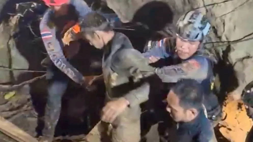 Jubel in Laos: Goldsucher nach zehn Tagen aus Höhle geborgen – Gallery. Grosse Erleichterung in Laos: Der erste der fünf Eingeschlossenen ist in Sicherheit.
