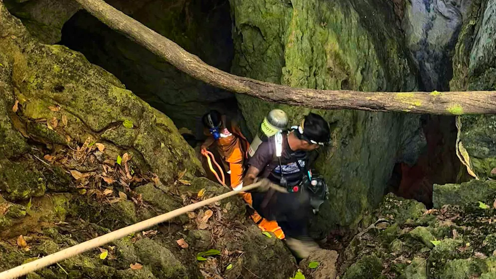 Jubilation in Laos: gold prospector rescued from cave after ten days - Gallery. In some places, the rescuers can only crawl through the narrow passages.