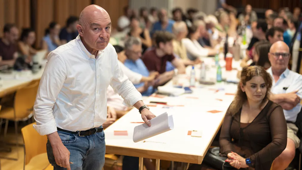 Kann 2027 nicht wieder für die Zürcher SP zu den Ständeratswahlen antreten: Daniel Jositsch (l.) am Donnerstagabend bei der ausserordentlichen Delegiertenversammlung der SP Kanton Zürich in Schwamendinen.