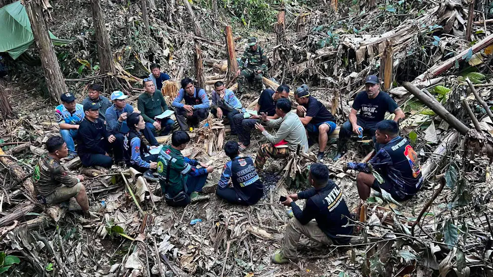 Jubel in Laos: Goldsucher nach zehn Tagen aus Höhle geborgen – Gallery. Die Arbeit der Retter ist sehr kompliziert und gefährlich.