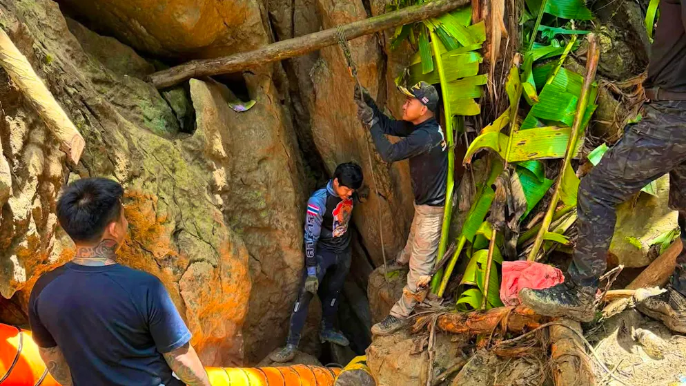 Jubilation in Laos: gold prospector rescued from cave after ten days - Gallery. Access to the cave is extremely narrow. 