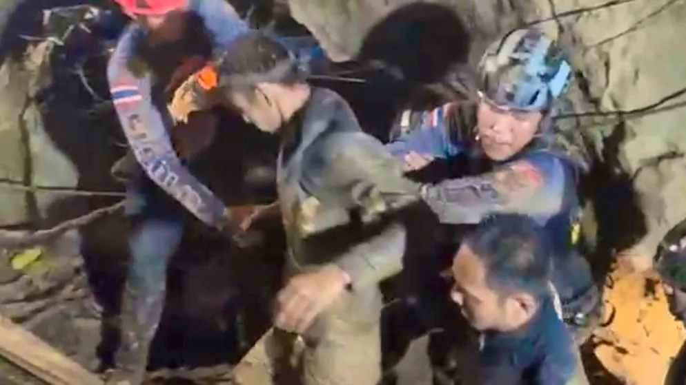 Jubilation in Laos: gold prospector rescued from cave after ten days - Gallery. Great relief in Laos: the first of the five trapped people is safe.