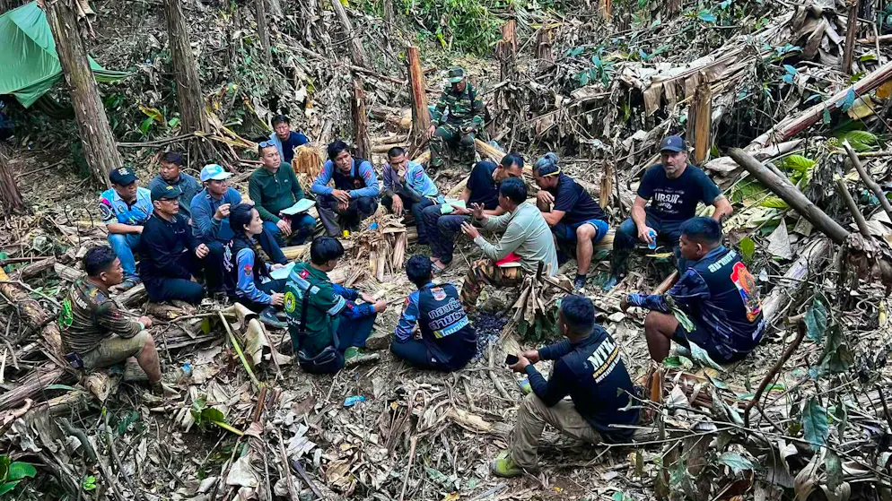 Jubilation in Laos: gold prospector rescued from cave after ten days - Gallery. The rescuers' work is very complicated and dangerous.