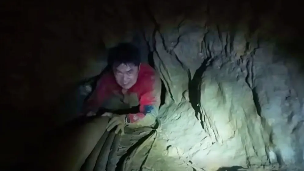 Jubel in Laos: Goldsucher nach zehn Tagen aus Höhle geborgen – Gallery. Die Retter mussten sich durch extrem enge Tunnel kämpfen.