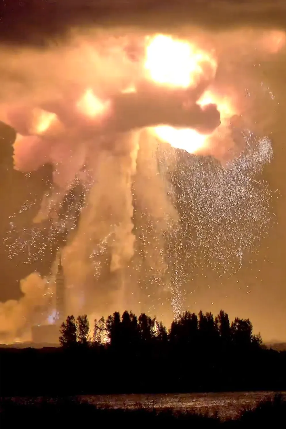 Une fusée New Glenn de Blue Origin a explosé lors d'un essai de mise à feu des moteurs, le jeudi 28 mai 2026, à Cap Canaveral, en Floride. (@JConcilus via AP)