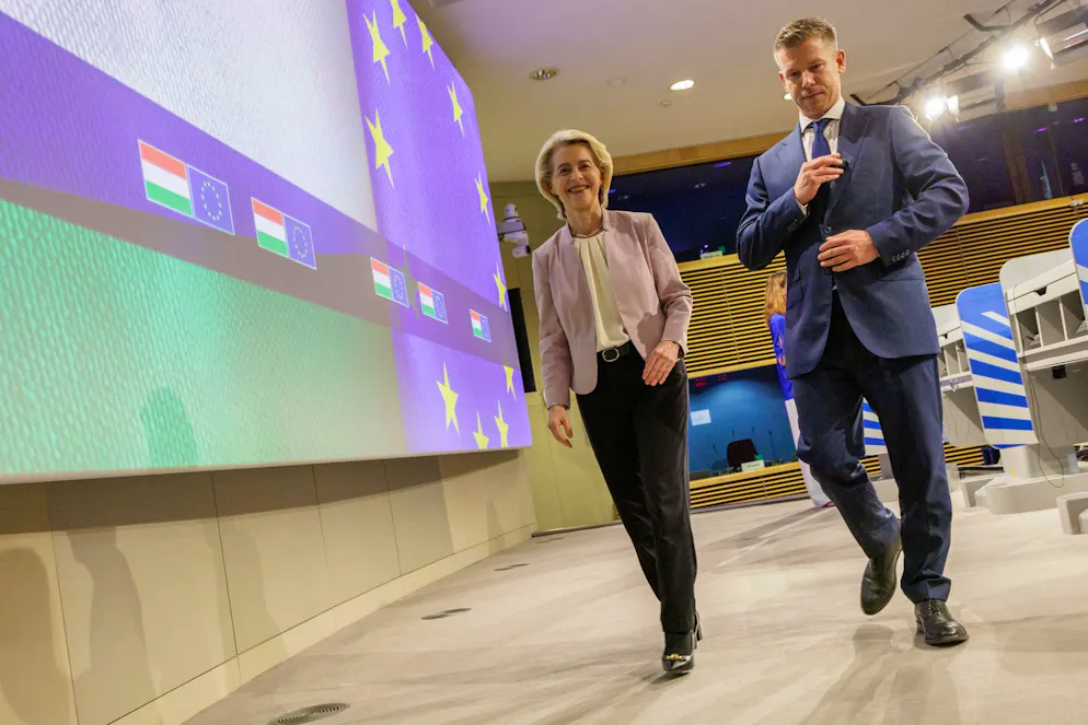La presidente della Commissione UE Ursula von der Leyen e il nuovo premier ungherese Peter Magyar.