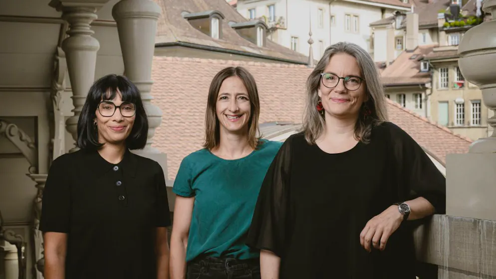 Les trois candidates qui défendront les couleurs du PSF lors de l'élection au Conseil d'Etat fribourgeois en novembre: Kirthana Wickramasingam, à gauche, Stephanie Tschopp et Lise-Marie Graden.