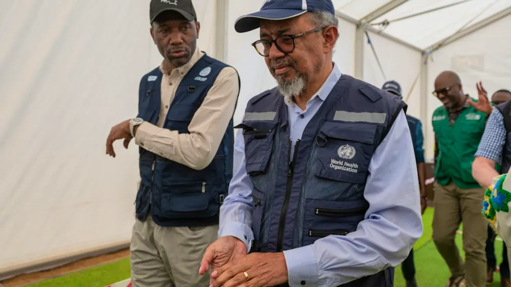 Il direttore dell'Organizzazione mondiale della sanità (Oms) Tedros Adhanom Ghebreyesus (a destra) al suo arrivo a Bunia
