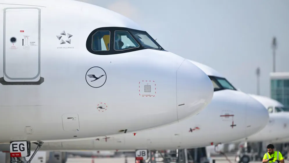 ARCHIV – Flugzeuge der Lufthansa und der Lufthansa CityLine stehen am Flughafen München. Als Reaktion auf hohe Kerosinpreise legt die Lufthansa erste Flugzeuge still. Foto: Sven Hoppe/dpa (Archivbild)
