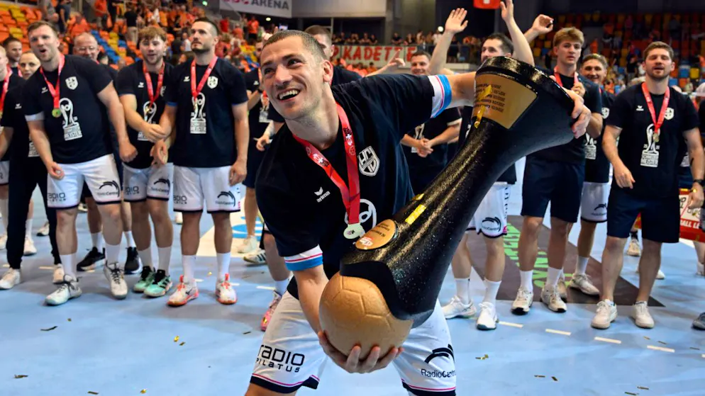 Kriens-Luzern krönt sich erstmals zum Meister – Gallery. Mit dem mitgereisten Anhang feiern die Innerschwiezer den Titel