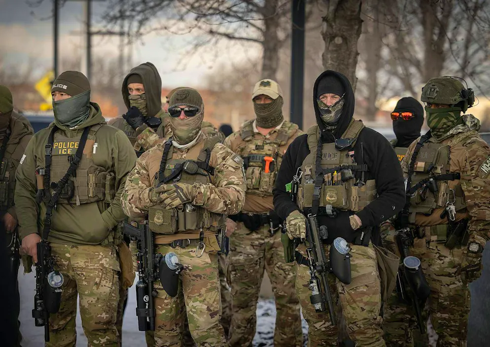 Die neue Regelung solle verhindern, dass Menschen nach einer verweigerten Green Card illegal in den USA bleiben und dann von den Einwanderungsbehörden für eine Abschiebung aufgespürt werden müssen. Im Bild: Mitglieder des ICE in Minnesota. (Archiv)