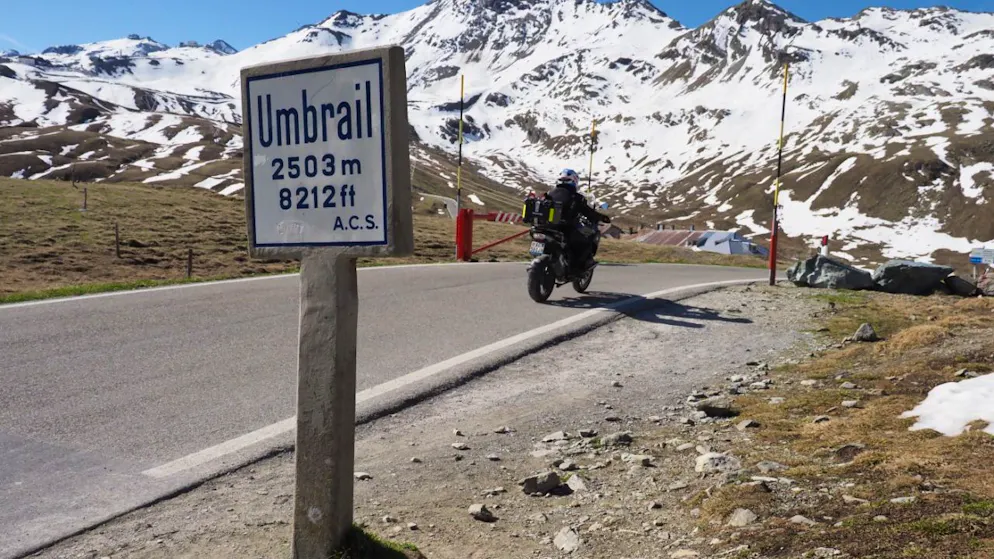 GR: il Passo più alto della Svizzera compie 125 anni – Gallery. In cima al Passo dell'Umbrail. La strada è aperta solo nei mesi estivi.