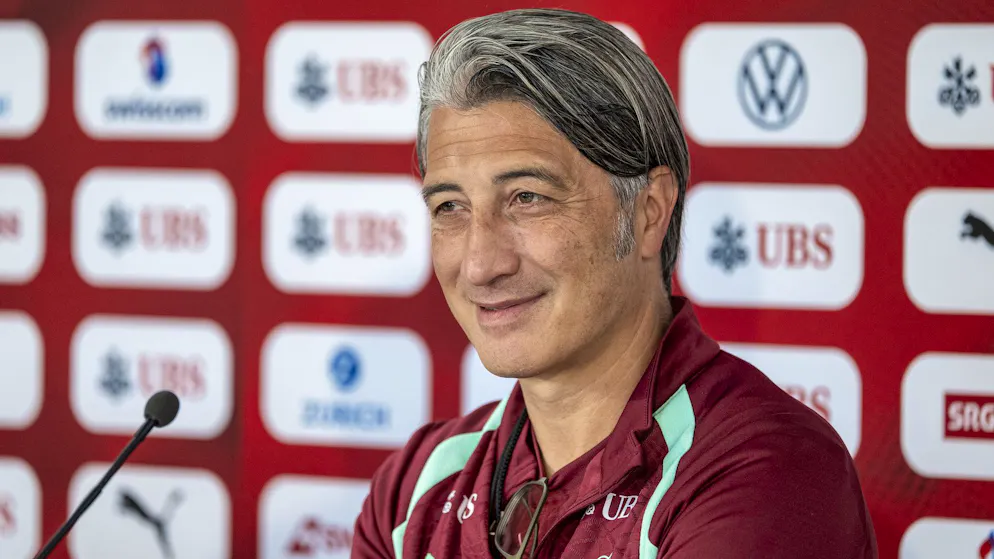 Murat Yakin spricht an der Medienkonferenz am Samstag über den WM-Test gegen Jordanien.