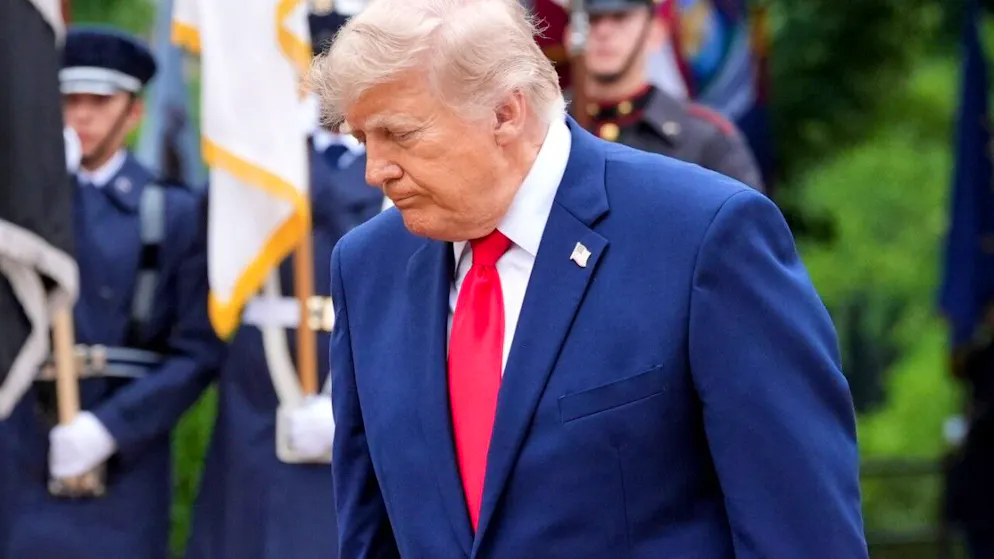 ARCHIV – US-Präsident Donald Trump geht nach der Kranzniederlegung am Grab des unbekannten Soldaten am Memorial Day über den Arlington National Cemetery. Foto: Alex Brandon/AP/dpa