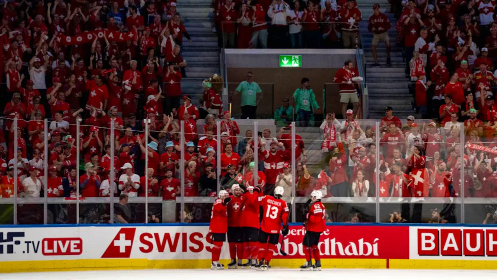 Ein weiteres Festspiel im Eishockey-Tempel in Zürich: Die Schweizer lassen sich nach dem erneuten Finaleinzug von den Fans feiern