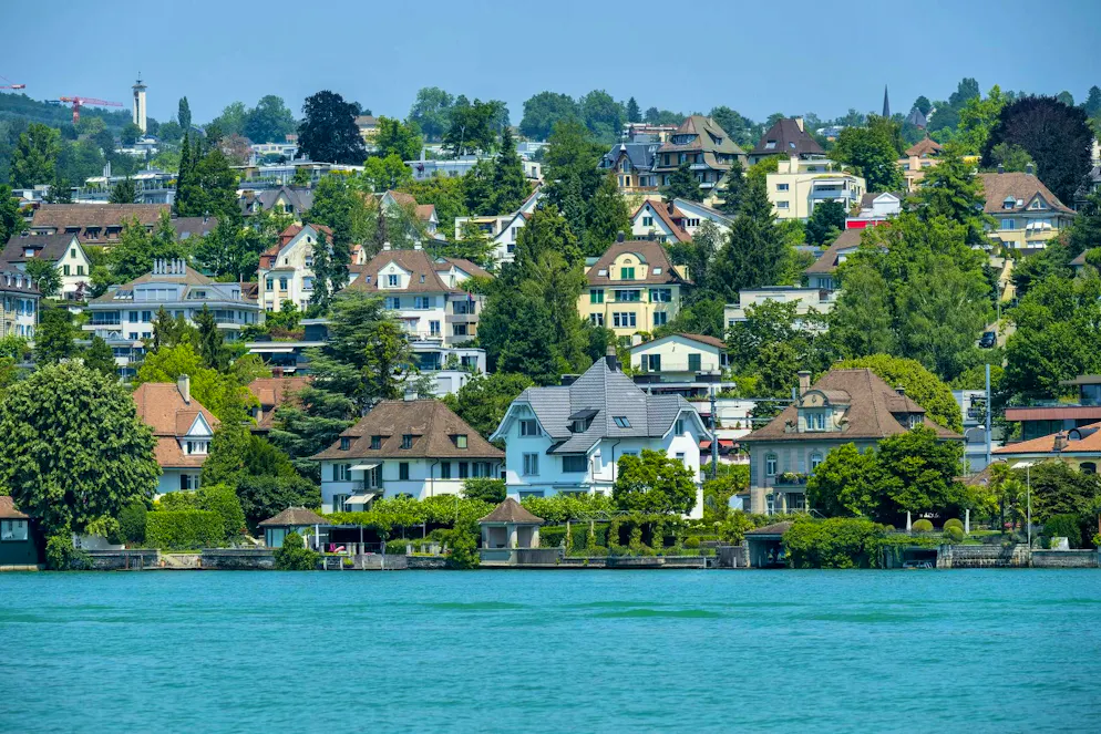 There are some beautiful villas on Lake Zurich.