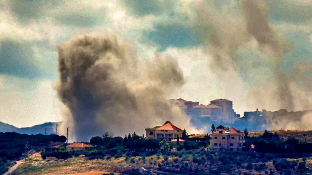 Clouds of smoke can be seen after an Israeli airstrike on the southern Lebanese village of Kfar Tebnit in the Nabatieh governorate. Photo: Stringer/dpa