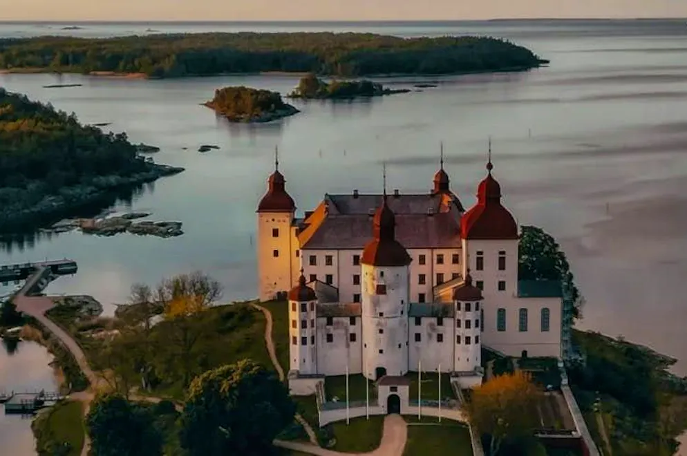 One of the two small islands in the background is Tjuvholmen. Two competition winners from Switzerland have this island at their disposal for a year.