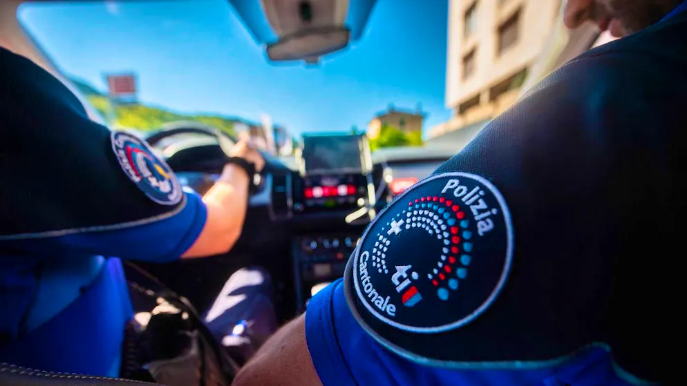 Two officers of the Ticino cantonal police on duty. (symbolic image)