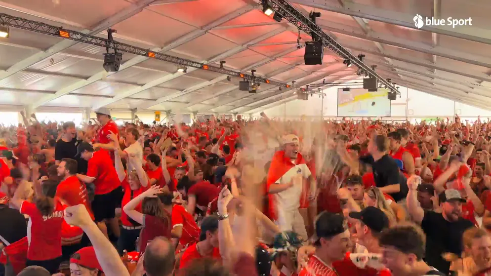 Die Bierbecher fliegen. Nach dem Treffer von Malgin brechen in der Fanzone alle Dämme