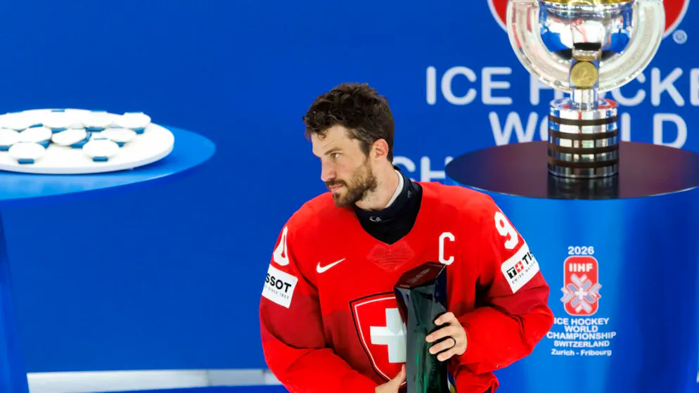 Tolle Auszeichnung in einem bitteren Moment: Roman Josi nimmt den MVP-Award entgegen