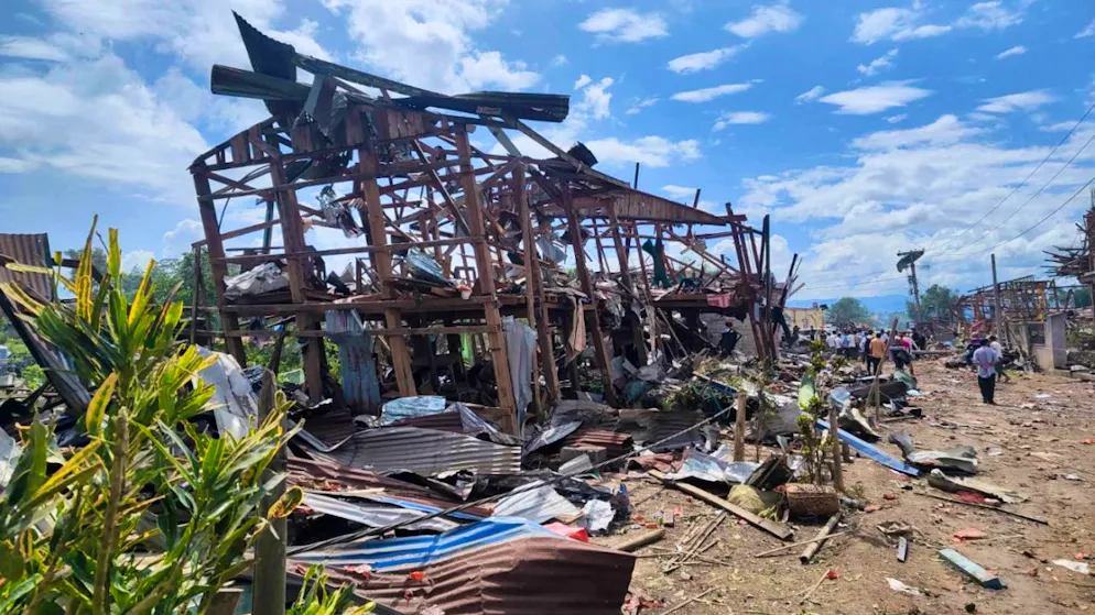 Retter und Anwohner führen nach der Explosion im Dorf Kaungtup in der Gemeinde Namhkam Suchaktionen durch. Foto: -/Palaung Land/AP/dpa – ACHTUNG: Nur zur redaktionellen Verwendung und nur mit vollständiger Nennung des vorstehenden Credits