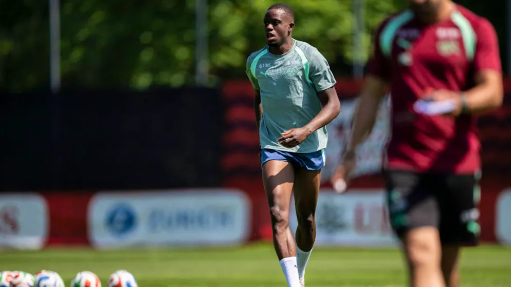 Denis Zakaria steht im Testspiel gegen Jordanien als Teil der Dreier-Abwehr in der Startaufstellung