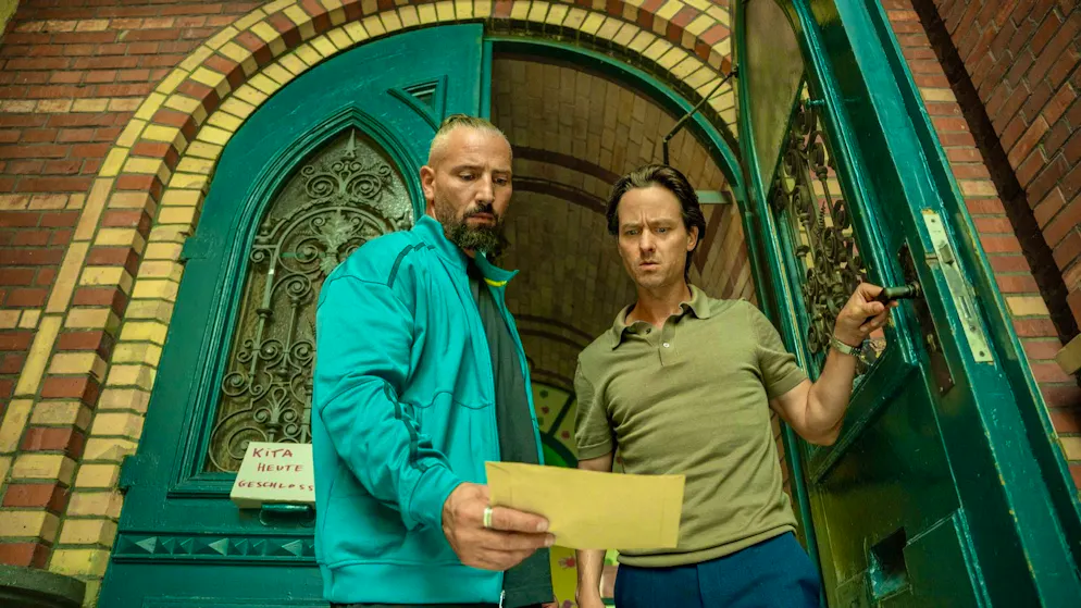 If you have skeletons in your closet, you shouldn't be surprised about blackmail letters: Sascha (Murathan Muslu, left) and Björn Diemel (Tom Schilling).