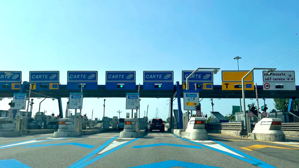 ARCHIV – Eine Mautstelle auf der Autostrada zwischen Mailand und Varese, der ersten modernen Autobahn der Welt. Foto: Christoph Sator/dpa