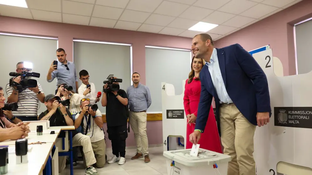 Le premier ministre maltais Robert Abela a voté avec son épouse Lydia. Il obtient un nouveau mandat à la tête du gouvernement.
