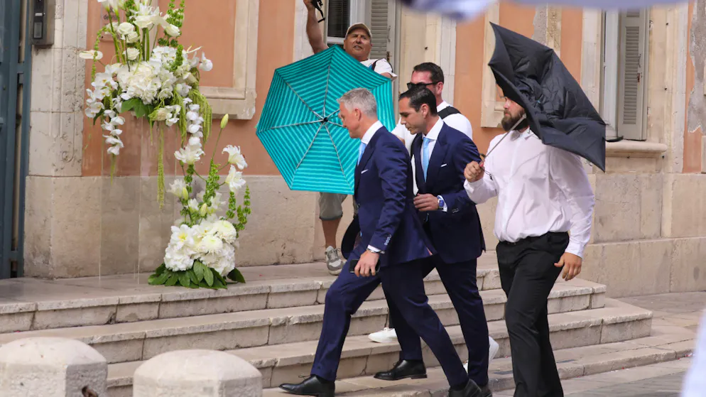 Ralf Schumacher (50) und sein Partner Étienne Bousquet-Cassagne (36) auf dem Weg ins Rathaus.