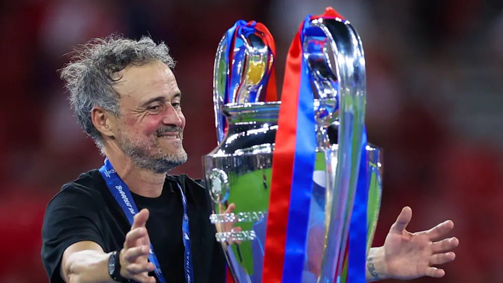 PSG-Erfolgstrainer Luis Enrique und der Champions-League-Pokal