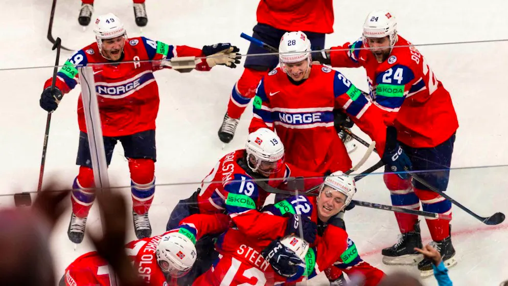 Celebrating the first World Championship medal: Norway's ice hockey players win the bronze medal match against Canada