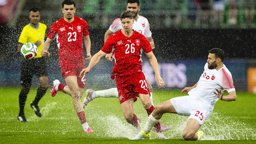 Players were already eating. Rain shower causes curious interruption to Nati test match