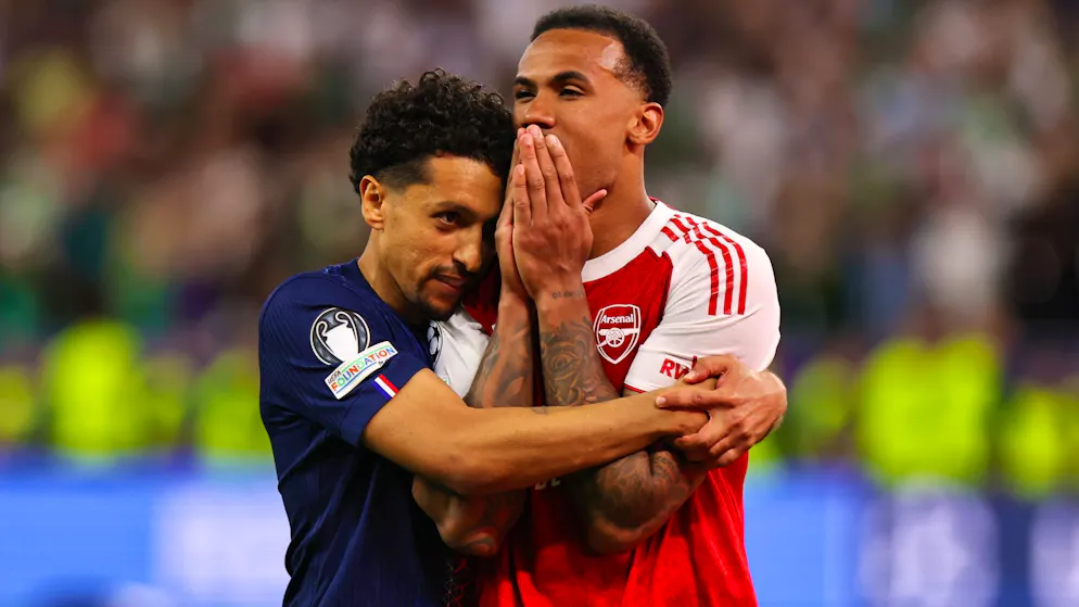 «Das sind sauschöne Bilder». PSG-Captain Marquinhos spendet Pechvogel Gabriel Trost, während die Teamkollegen schon feiern