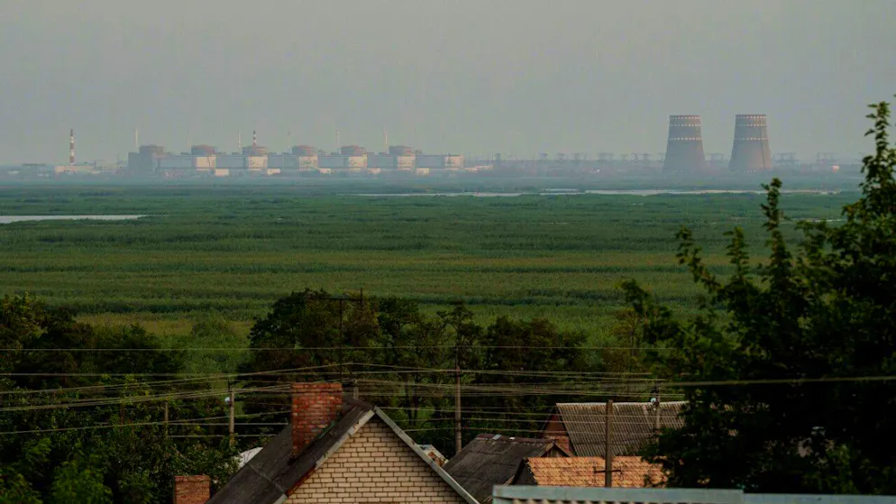 ARCHIV – Das Kernkraftwerk Saporischschja und der Fluss Dnipro. Foto: Evgeniy Maloletka/AP