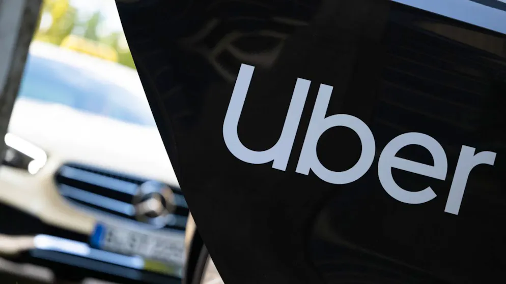 Der Fahrdienstleister Uber will in München autonom fahrende Robotaxis testen. Das dazu eingesetzte System kann unkompliziert in bestehende Fahrzeuge eingebaut werden.(Symbolbild)