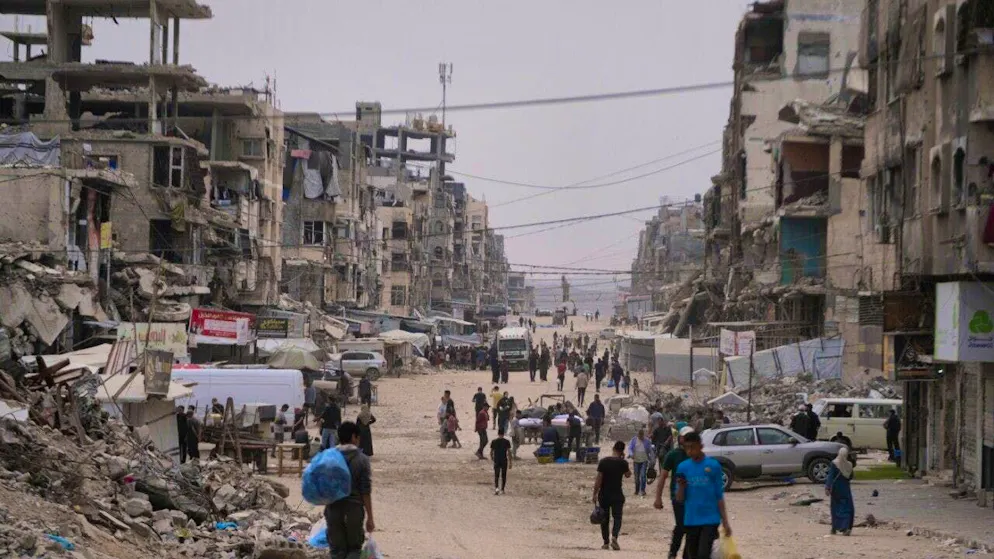 ARCHIVE - Palestinians walk along a street surrounded by destroyed buildings in the city of Gaza. Photo: Abdel Kareem Hana/AP/dpa/Archive photo