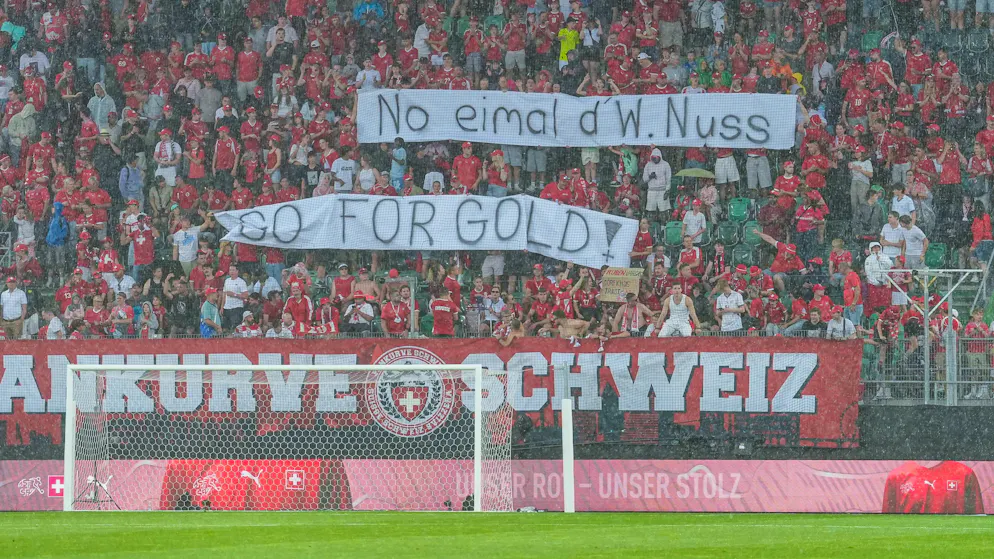 Die Fans im kybunpark verabschieden die Fussball-Nati mit der inoffiziellen Eishockey-WM-Hymne W. Nuss vo Bümpliz in die USA.