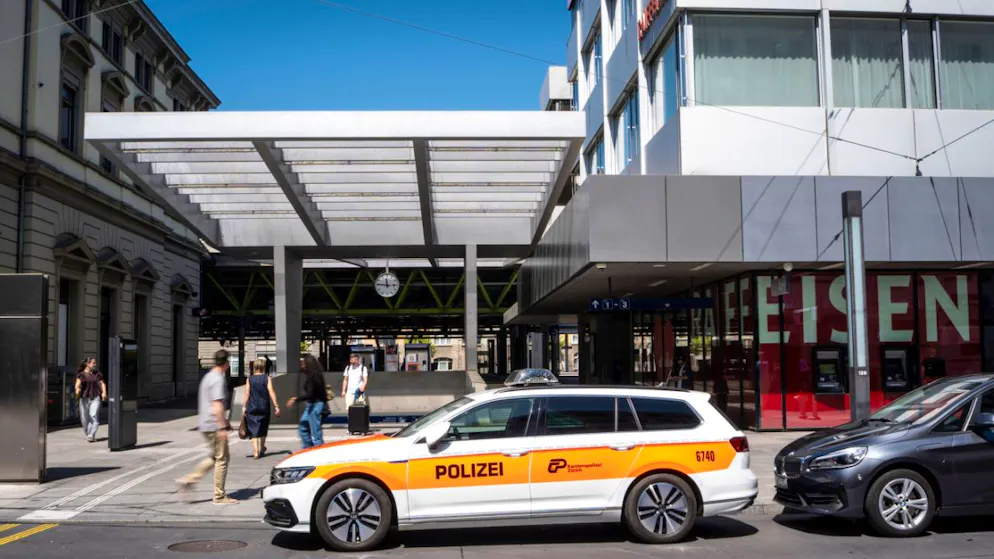 Il 31enne islamista, con precedenti penali,  si è scagliato contro dei passanti e ha ferito tre uomini giovedì alla stazione di Winterthur (ZH). Il giorno prima si trovava ancora in una clinica psichiatrica.